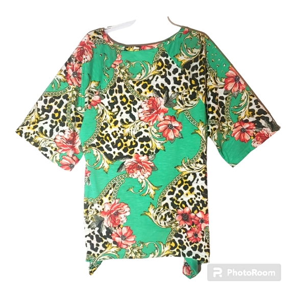 Goddess women's plus size 1X floral print studded shoulders pullover top. 920 - Picture 4 of 4